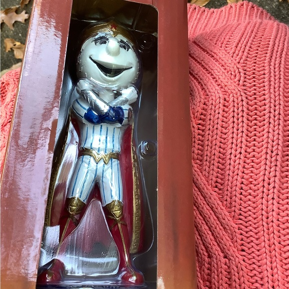 Mrs Mets as Wonder Woman Bobblehead - Picture 2 of 6